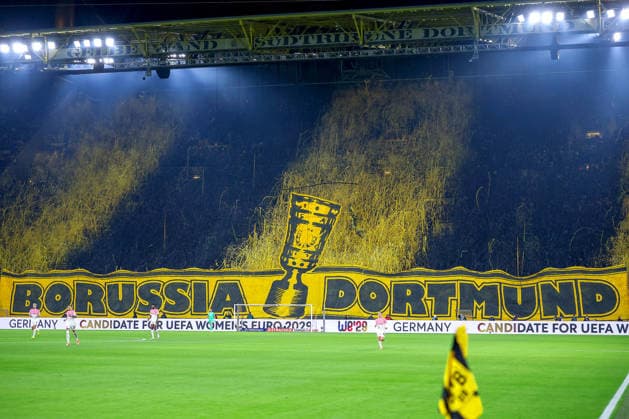 02.12.2025, Fußball, DFB-Pokal, Borussia Dortmund - Bayer 04 Leverkusen, Achtelfinale, Signal Iduna Park, Saison 2025 2026: Choreografie Choreo Choreography in der Fankurve in der ersten Halbzeit Banner in der Südkurve Gelbe Wand mit Konfetti DFB regulations prohibit any use of photographs as image sequences and or quasi-video. Nordrhein-Westfalen Deutschland
