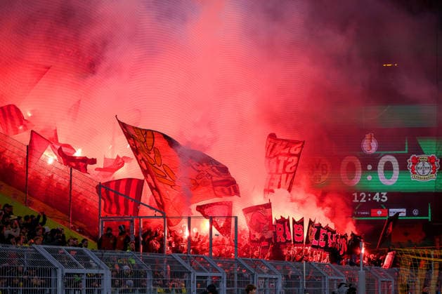 02.12.2025, Fußball, DFB-Pokal, Borussia Dortmund - Bayer 04 Leverkusen, Achtelfinale, Signal Iduna Park, Saison 2025 2026: Choreografie Choreo Choreography in der Fankurve in der ersten Halbzeit - Leverkusen Ultras zünden bengalisches Feuer Pyrotechnik Benaglos DFB regulations prohibit any use of photographs as image sequences and or quasi-video. Nordrhein-Westfalen Deutschland