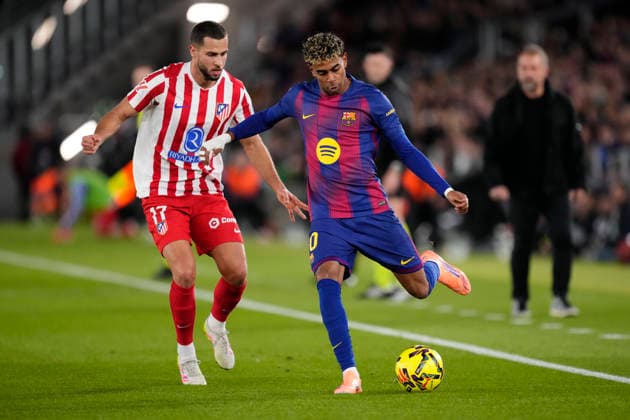 FC Barcelona, Barca v Atletico de Madrid - LaLiga EA Sports Lamine Yamal right winger of Barcelona and Spain and David Hancko centre-back of Atletico de Madrid and Slovakia compete for the ball during the La Liga EA Sports match between FC Barcelona and Atletico de Madrid at Spotify Camp Nou on December 2, 2025 in Barcelona, Spain. Barcelona Spain  Copyright: xJosexBretonx originalFilename:bretonhernandez-fcbarcel251202_nphmS.jpg