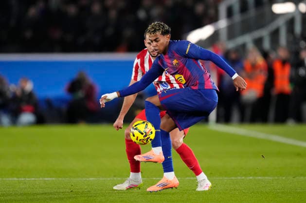 FC Barcelona, Barca v Atletico de Madrid - LaLiga EA Sports Lamine Yamal right winger of Barcelona and Spain and David Hancko centre-back of Atletico de Madrid and Slovakia compete for the ball during the La Liga EA Sports match between FC Barcelona and Atletico de Madrid at Spotify Camp Nou on December 2, 2025 in Barcelona, Spain. Barcelona Spain  Copyright: xJosexBretonx originalFilename:bretonhernandez-fcbarcel251202_npLTx.jpg