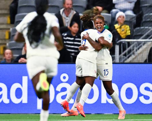 STOCKHOLM, SVERIGE 20251202 Frankrikes Kelly Gago 15 blir omkramad av Sandy Baltimore efter sitt mal, 2-2, under förlängningstid i bronsmatchen i Nations League mellan Sverige och Frankrike pa 3Arena pa tisdagskvällen. STOCKHOLM SVERIGE x10030x