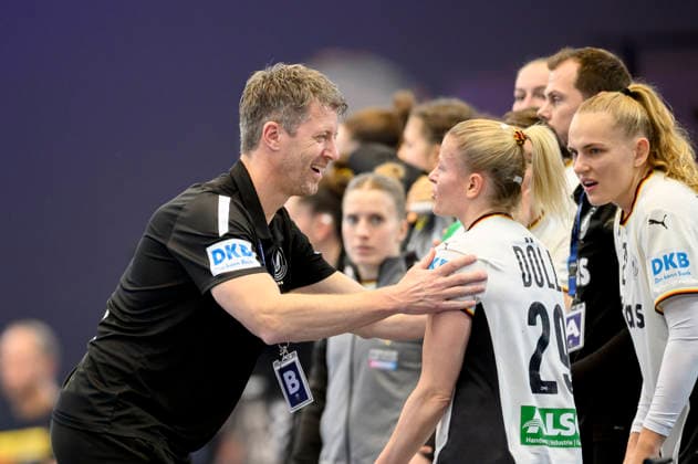 Trainer Markus Gaugisch (GER) mit Antje Doell (Döll) (GER), Gute Laune. Handball Weltmeisterschaft 2025, Hauptrunde 1. Spieltag, Deutschland (GER) - Faeroeer (FRO), am 02.12.2025 in Dortmund Deutschland. Handball WM der Frauen vom 26.11.-14.12.2025 in Deutschland Niederlande. Â