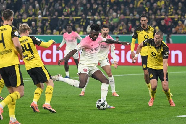 02.12.2025, xjhx, Fussball DFB Pokal Achtelfinale, Borussia Dortmund - Bayer 04 Leverkusen emspor, v.l. Edmond Tapsoba (Leverkusen, 12) schiesst den Ball aufs Tor, Torschuss, Schuss (DFL DFB REGULATIONS PROHIBIT ANY USE OF PHOTOGRAPHS as IMAGE SEQUENCES and or QUASI-VIDEO) Dortmund