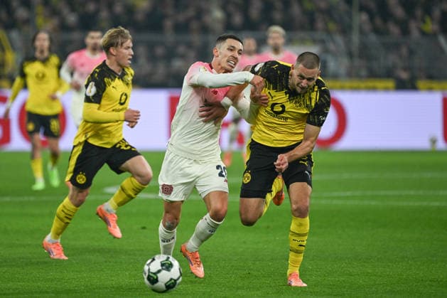 02.12.2025, xjhx, Fussball DFB Pokal Achtelfinale, Borussia Dortmund - Bayer 04 Leverkusen emspor, v.l. Alejandro Grimaldo (Leverkusen, 20), Waldemar Anton (Dortmund, 3) Zweikampf, Duell, Kampf, tackle (DFL DFB REGULATIONS PROHIBIT ANY USE OF PHOTOGRAPHS as IMAGE SEQUENCES and or QUASI-VIDEO) Dortmund