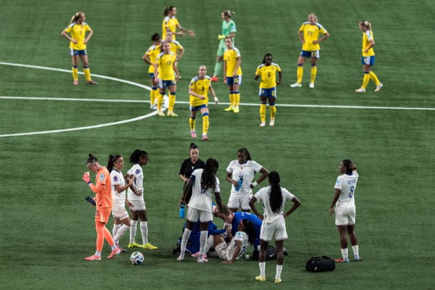 251202 Perle Morroni of France receives medical attention during the Women s Nations League bronze medal second leg match between Sweden and France on December 2, 2025 in Stockholm. Photo: Joel Marklund BILDBYRAN kod JM JM0754 bbeng fotboll football soccer fotball nations league uefa womens nations league bronsmatch bronze medal match dam sverige sweden frankrike france Copyright: JOELxMARKLUND BB251202JM045