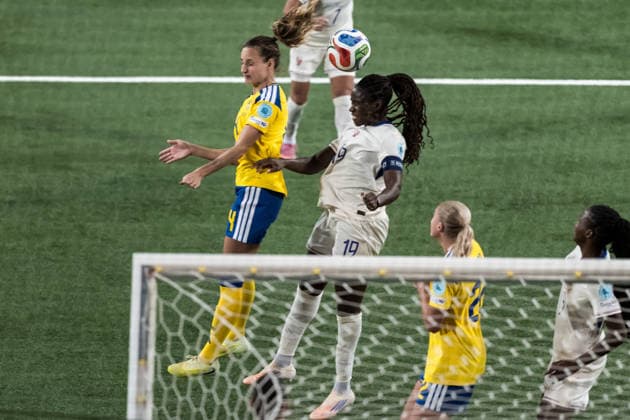 251202 Nathalie Björn of Sweden and Griedge Mbock Bathy of France during the Women s Nations League bronze medal second leg match between Sweden and France on December 2, 2025 in Stockholm. Photo: Joel Marklund BILDBYRAN kod JM JM0754 bbeng fotboll football soccer fotball nations league uefa womens nations league bronsmatch bronze medal match dam sverige sweden frankrike france Copyright: JOELxMARKLUND BB251202JM046