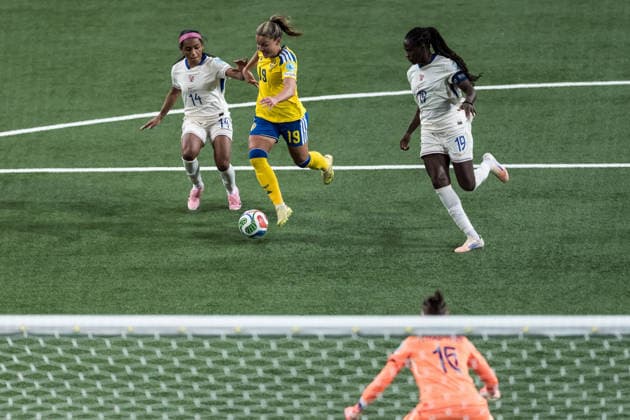 251202 Perle Morroni and Griedge Mbock Bathy of France against Johanna Rytting Kaneryd of Sweden during the Women s Nations League bronze medal second leg match between Sweden and France on December 2, 2025 in Stockholm. Photo: Joel Marklund BILDBYRAN kod JM JM0754 bbeng fotboll football soccer fotball nations league uefa womens nations league bronsmatch bronze medal match dam sverige sweden frankrike france Copyright: JOELxMARKLUND BB251202JM047