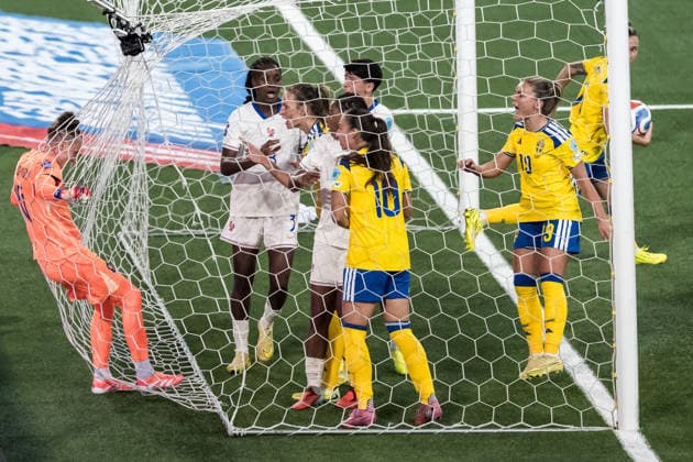 251202 Goalkeeper Pauline Peyraud-Magnin of France argues with Nathalie Björn of Sweden during the Women s Nations League bronze medal second leg match between Sweden and France on December 2, 2025 in Stockholm. Photo: Joel Marklund BILDBYRAN kod JM JM0754 bbeng fotboll football soccer fotball nations league uefa womens nations league bronsmatch bronze medal match dam sverige sweden frankrike france *** 251202 Goalkeeper Pauline Peyraud Magnin of France argues with Nathalie Björn of Sweden during the Women s Nations League bronze medal second leg match between Sweden and France on December 2, 2025 in Stockholm Photo Joel Marklund BILDBYRAN kod JM JM0754 bbeng fotboll football soccer fotball nations league uefa womens nations league bronsmatch bronze medal match dam sverige sweden frankrike france  Copyright: JOELxMARKLUND BB251202JM053