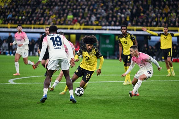 02.12.2025, Fussball, DFB-Pokal, Achtelfinale, Borussia Dortmund - Bayer Leverkusen, Ernest Poku (Bayer Leverkusen) , Karim Adeyemi (Borussia Dortmund), Alejandro Grimaldo (Bayer Leverkusen) xRHR-FOTO TKx Copyright: RHR-FOTOx RHR-FOTO TK
