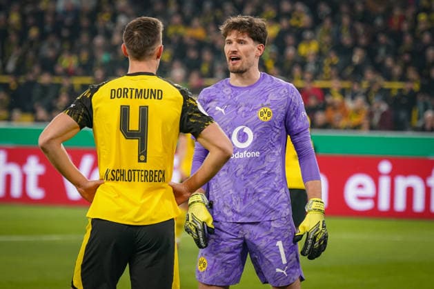 Deutschland: Fussball DFB-Pokal 2025 26, Achtelfinale - Borussia Dortmund vs Bayer 04 Leverkusen - Signal-Iduna-Park (Dortmund): Gregor Kobel (Borussia Dortmund, 1) und Nico Schlotterbeck (Borussia Dortmund, 4) Copyright: xJOERANxSTEINSIEKx
