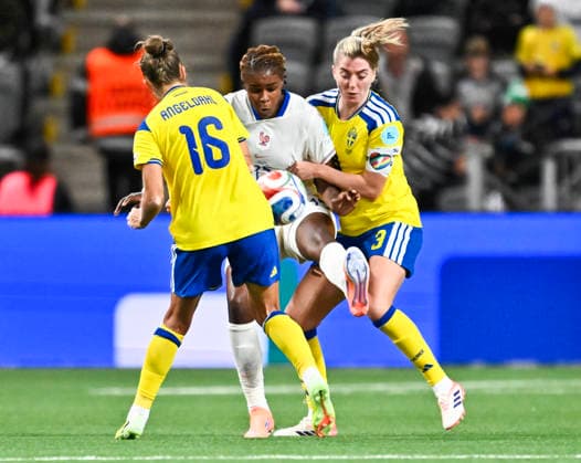 STOCKHOLM, SVERIGE 20251202 Sveriges Filippa Angeldahl och Linda Sembrant mot Frankrikes Kelly Gago under bronsmatchen i Nations League mellan Sverige och Frankrike pa 3Arena pa tisdagskvällen. STOCKHOLM SVERIGE x10030x