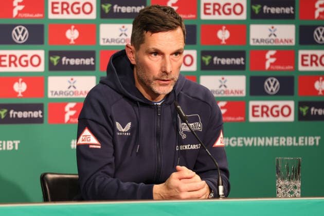 02.12.2025, xrekx, Fussball DFB Pokal 1 8 Finale, Hertha BSC Berlin - 1.FC Kaiserslautern v.l. Pressekonferenz Stefan Leitl Trainer (Hertha BSC) (DFL DFB REGULATIONS PROHIBIT ANY USE OF PHOTOGRAPHS as IMAGE SEQUENCES and or QUASI-VIDEO) Berlin
