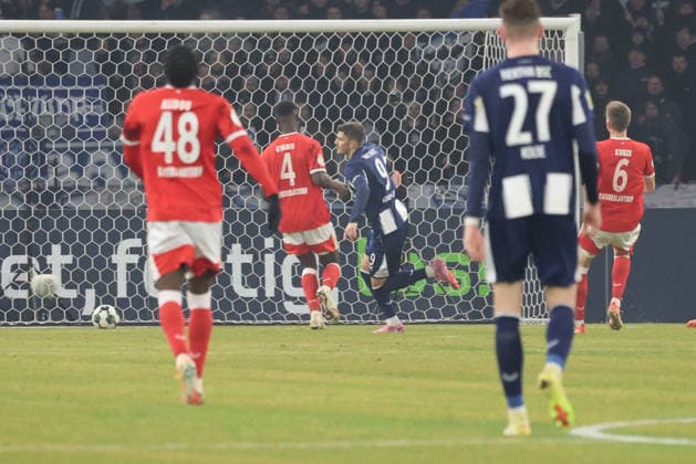 Hertha BSC - 1. FC Kaiserslautern, 02.12.2025 BERLIN, DEUTSCHLAND - DECEMBER 2: Tor, Dawid Kownacki (Hertha BSC 9) trift zum 5:1 ins Tor. während des DFB Cup DFB Pokal Spiels (round 2) zwischen Hertha BSC - 1. FC Kaiserslautern at Olympiastadion am December 2, 2025 in Berlin, Deutschland. DFL REGULATIONS PROHIBIT ANY USE OF PHOTOGRAPHS AS IMAGE SEQUENCES AND OR QUASI-VIDEO. Copyright: xBEAUTIFULxSPORTS Frankex