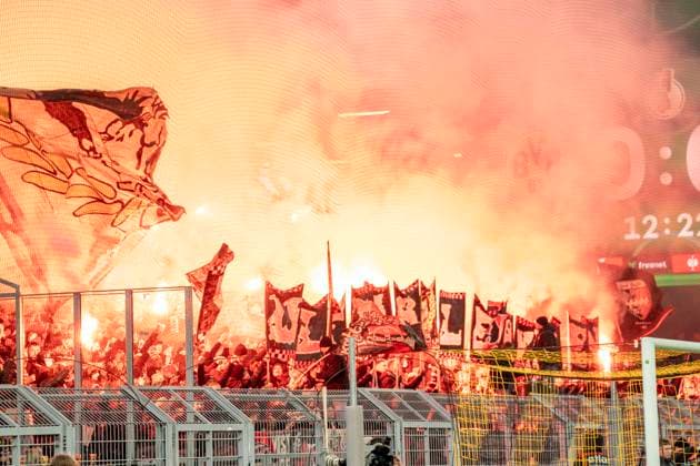 Gästefans mit Pyrotechnik. Fans von Bayer Leverkusen, im Hintergrund die Anzeigetafel mit der 12 Minute. Guest fans with pyrotechnics. Fans of Bayer Leverkusen, in the background the scoreboard with the 12 minute Borussia Dortmund - Bayer Leverkusen, DFB Pokal Achtelfinale (Round of 16) in Dortmund, Signal Iduna Park DFL regulations prohibit any use of photographs as image sequences and or quasi-video. Copyright: HMBxMedia xMarcoxBader