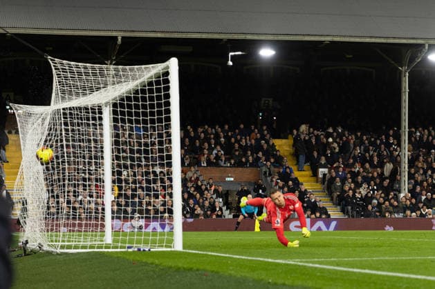 Bernd Leno of Fulham sees Phil Foden of Manchester City shot hit the back of the net for the 3rd goal before half time during the Premier League match between Fulham and Manchester City at Craven Cottage on December 02, 2025 in London, England. (Photo by Pedro Soares SPP) Copyright: xPedroxSoaresx xSPPx Sportspressphoto_SPR69092