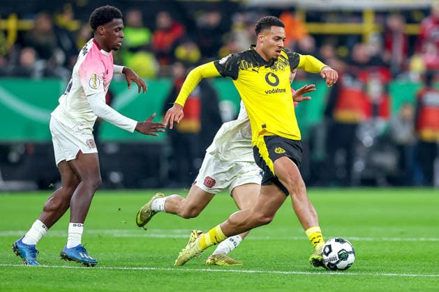 02.12.2025, Fußball, DFB-Pokal, Borussia Dortmund - Bayer 04 Leverkusen, Achtelfinale, Signal Iduna Park, Saison 2025 2026: Felix Nmecha (BVB 08) im Zweikampf gegen Ibrahim Maza (Bayer04 30) DFB regulations prohibit any use of photographs as image sequences and or quasi-video. Nordrhein-Westfalen Deutschland