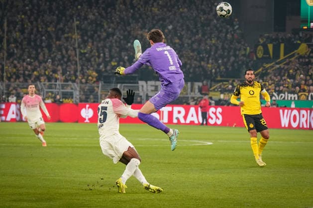 Deutschland: Fussball DFB-Pokal 2025 26, Achtelfinale - Borussia Dortmund vs Bayer 04 Leverkusen - Signal-Iduna-Park (Dortmund): Gregor Kobel (Borussia Dortmund, 1) Christian Kofane (Bayer Leverkusen, 35) Copyright: xJOERANxSTEINSIEKx