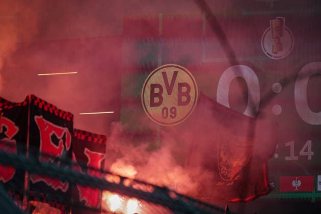 Deutschland: Fussball DFB-Pokal 2025 26, Achtelfinale - Borussia Dortmund vs Bayer 04 Leverkusen - Signal-Iduna-Park (Dortmund): Pyro in der Kurve, rotleuchtender Rauch vor BVB-Logo und DFB-Pokal-Anzeigetafel, Fankurven-Dynamik, Ultras, Fankultur, Derbyhitze, Emotionen, Sicherheitsdebatte, Stadionsicherheit, Fanproteste, Bundesliga, nationale Pokalrunde, Identität, Tradition, Atmosphäre, Stadionpolitik, Medienfokus, Großevent, Zuschauerstimmung. Copyright: xJOERANxSTEINSIEKx