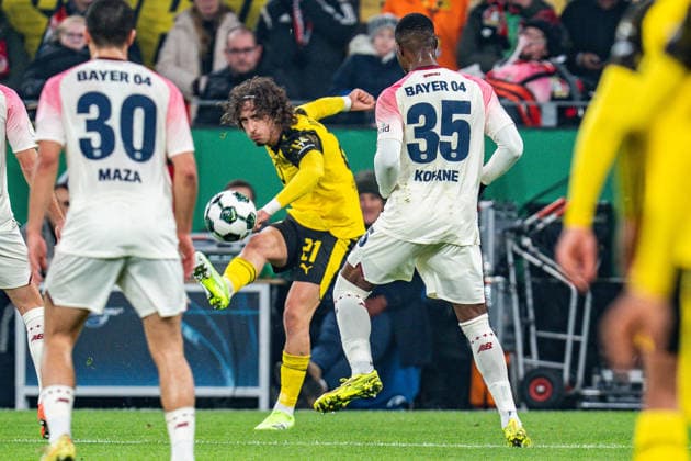 02.12.2025, Borussia Dortmund vs. Bayern 04 Leverkusen, DFB Pokal, Achtelfinale Fabio Silva (Borussia Dortmund, 21) Christin Michel Kofane Wichtiger Hinweis: Gemaess den Vorgaben der DFL Deutsche Fussball Liga bzw. des DFB Deutscher Fussball-Bund ist es untersagt, in dem Stadion und oder vom Spiel angefertigte Fotoaufnahmen in Form von Sequenzbildern und oder videoaehnlichen Fotostrecken zu verwerten Copyright: xBahhoxKarax