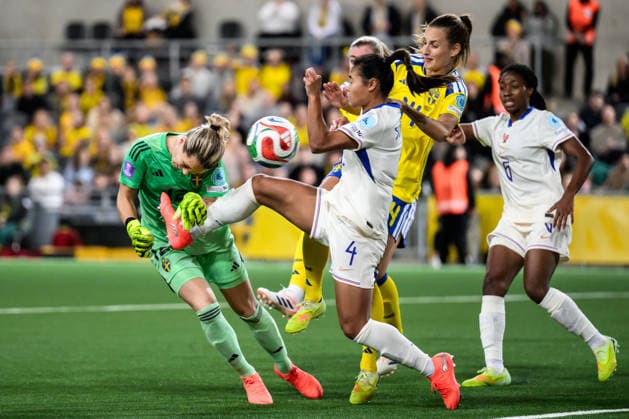251202 Goalkeeper Jennifer Falk of Sweden and Alice Sombath of France during the Women s Nations League bronze medal second leg match between Sweden and France on December 2, 2025 in Stockholm. Photo: Jesper Zerman BILDBYRAN kod JZ JM0754 bbeng fotboll football soccer fotball nations league uefa women s nations league bronsmatch bronze medal match dam sverige sweden frankrike france Copyright: JESPERxZERMAN BB251202JZ077