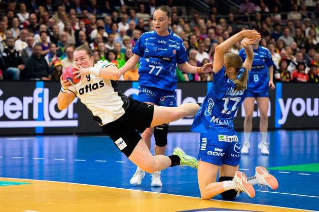 Handball, Frauen WM, Hauptrunde Gruppe 2: Deutschland - Faeroer Inseln Lisa Antl (Deutschland), Jana Mittun (Faeroer), Liv Zachariasen (Faeroer) Dortmund Westfalenhalle Nordrhein-Westfalen Deutschland