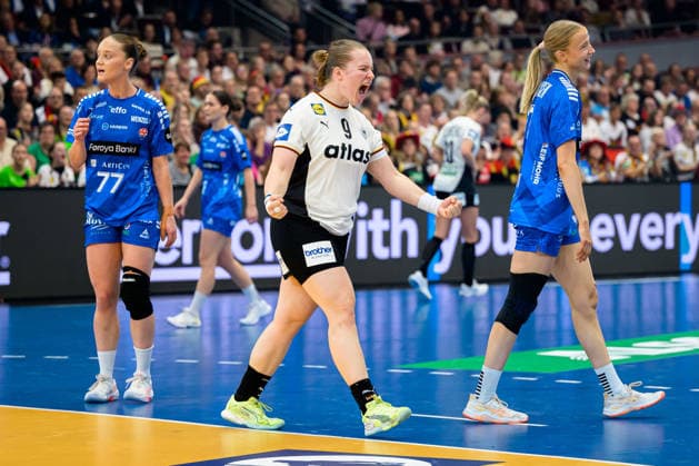 Handball, Frauen WM, Hauptrunde Gruppe 2: Deutschland - Faeroer Inseln Lisa Antl (Deutschland) Jubel Freude Emotion Torjubel Torschuetze Torschütze Dortmund Westfalenhalle Nordrhein-Westfalen Deutschland