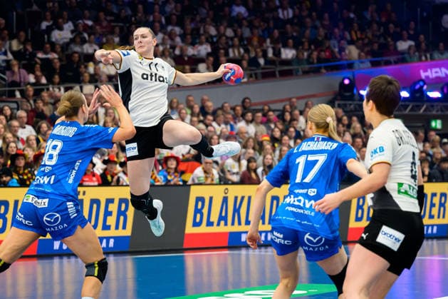 Handball, Frauen WM, Hauptrunde Gruppe 2: Deutschland - Faeroer Inseln v.li. Pernille Brandenborg (Faeroer), Viola Leuchter (Deutschland), Liv Zachariasen (Faeroer), Alina Grijseels (Deutschland) Dortmund Westfalenhalle Nordrhein-Westfalen Deutschland
