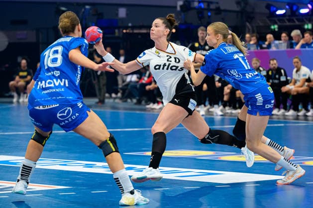 Handball, Frauen WM, Hauptrunde Gruppe 2: Deutschland - Faeroer Inseln v.li. Pernille Brandenborg (Faeroer), Emily Vogel (Deutschland), Liv Zachariasen (Faeroer) Dortmund Westfalenhalle Nordrhein-Westfalen Deutschland