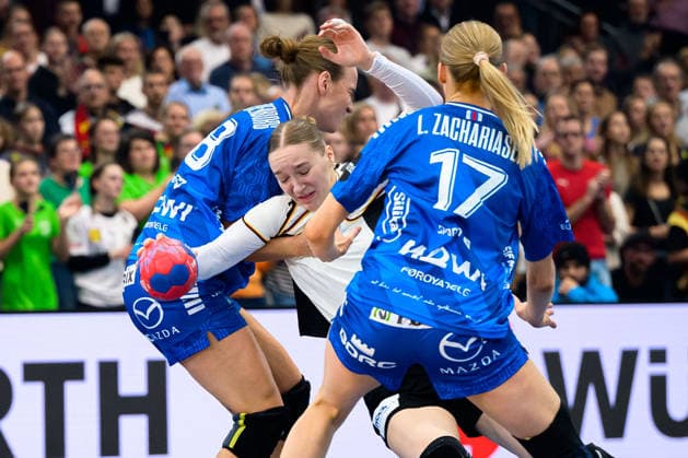 Handball, Frauen WM, Hauptrunde Gruppe 2: Deutschland - Faeroer Inseln v.li. Pernille Brandenborg (Faeroer), Nieke Kühne Kuehne (Deutschland), fa17 Dortmund Westfalenhalle Nordrhein-Westfalen Deutschland