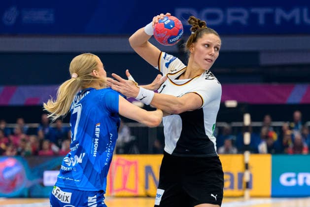 Handball, Frauen WM, Hauptrunde Gruppe 2: Deutschland - Faeroer Inseln v. li. im Zweikampf Bjarta Johansen (Faeroer) und Xenia Smits (Deutschland) Dortmund Westfalenhalle Nordrhein-Westfalen Deutschland