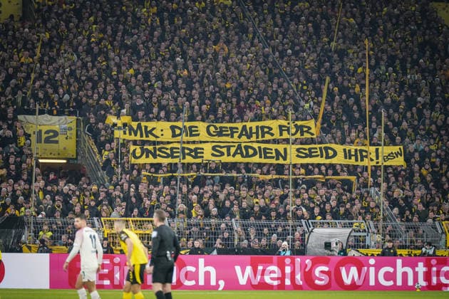 Deutschland: Fussball DFB-Pokal 2025 26, Achtelfinale - Borussia Dortmund vs Bayer 04 Leverkusen - Signal-Iduna-Park (Dortmund): Großes Protestbanner der BVB-Fans: IMK: Die Gefahr für unsere Stadien seid ihr! Themen: Innenministerkonferenz, Stadionsicherheit, Fanproteste, Fankultur, politische Debatte, Sicherheitspolitik, Transparenz, Fußballgesellschaft, Bundesliga, Heimspielkulisse, emotionale Südtribüne, Meinungsäußerung, öffentliche Diskussion, Sportpolitik, gesellschaftliche Spannungen. Dortmund Nordrhein-Westfalen Deutschland Copyright: xJOERANxSTEINSIEKx