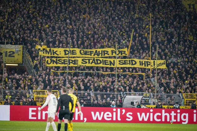 Deutschland: Fussball DFB-Pokal 2025 26, Achtelfinale - Borussia Dortmund vs Bayer 04 Leverkusen - Signal-Iduna-Park (Dortmund): Großes Protestbanner der BVB-Fans: IMK: Die Gefahr für unsere Stadien seid ihr! Themen: Innenministerkonferenz, Stadionsicherheit, Fanproteste, Fankultur, politische Debatte, Sicherheitspolitik, Transparenz, Fußballgesellschaft, Bundesliga, Heimspielkulisse, emotionale Südtribüne, Meinungsäußerung, öffentliche Diskussion, Sportpolitik, gesellschaftliche Spannungen. Dortmund Nordrhein-Westfalen Deutschland Copyright: xJOERANxSTEINSIEKx