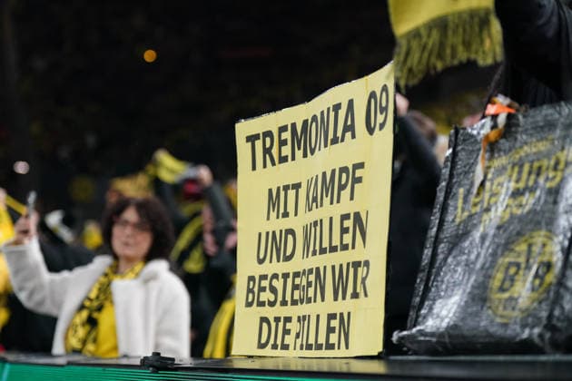 Deutschland: Fussball DFB-Pokal 2025 26, Achtelfinale - Borussia Dortmund vs Bayer 04 Leverkusen - Signal-Iduna-Park (Dortmund): BVB-Fans mit handgemachtem gelbem Plakat Tremonia 09 Mit Kampf und Willen besiegen wir die Pillen, emotionale Fankultur, Derby-Rivalität, Bayer Leverkusen (Pillen), Unterstützung der Mannschaft, Bundesliga, Stadionatmosphäre, Fanblock, Leidenschaft, Vereinsidentität, Fußballtradition, Zuschaueremotionen, mediale Aufmerksamkeit. Dortmund Nordrhein-Westfalen Deutschland Copyright: xJOERANxSTEINSIEKx