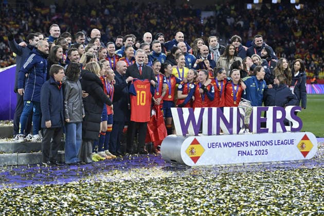 Spain v Germany - UEFA Women s Nations League 2025 ?????? MADRID, SPAIN - DECEMBER 2: Felipe VI King of Spain (C) holds a jersey with his name on it as he poses for a photo with the team after Spain wins the UEFA Women s Nations League 2025 final second leg football match between Spain and Germany at Estadio Metropolitano in Madrid, Spain on December 2, 2025. Burak Akbulut Anadolu Madrid Spain. Editorial use only. Please get in touch for any other usage.  Copyright: x2025xAnadoluxBurakxAkbulutx