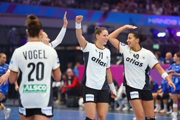 Deutsche Spielerinnen jubeln, Mitte: Xenia Smits (Deutschland), rechts: Aimee von Pereira (Deutschland) Färöer-Inseln vs Deutschland, Handball, Frauen-Weltmeisterschaft, 02.12.2025 Färöer-Inseln vs Deutschland, Handball, Frauen-Weltmeisterschaft, 02.12.2025 Dortmund Copyright: xEibner-Pressefotox EP_RWS