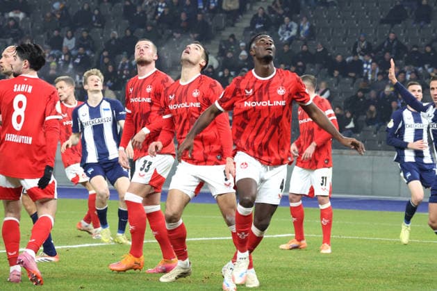 DEU, DFB-Pokal, Hertha BSC vs. 1.FC Kaiserslautern, 02.12.2025, Berliner Olympiastadion, Berlin, DEU, DFB-Pokal, Hertha BSC vs. 1.FC Kaiserslautern, im Bild Kaiserslautern-Spielerkreis, Jan Elvedi (1.FC Kaiserslautern 33), IVAN PRTAJIN (1.FC Kaiserslautern 9), MAXWELL GYAMFI (1.FC Kaiserslautern 4) DFL - regulations prohibit any use of Photographs as image sequences and or quasi-video