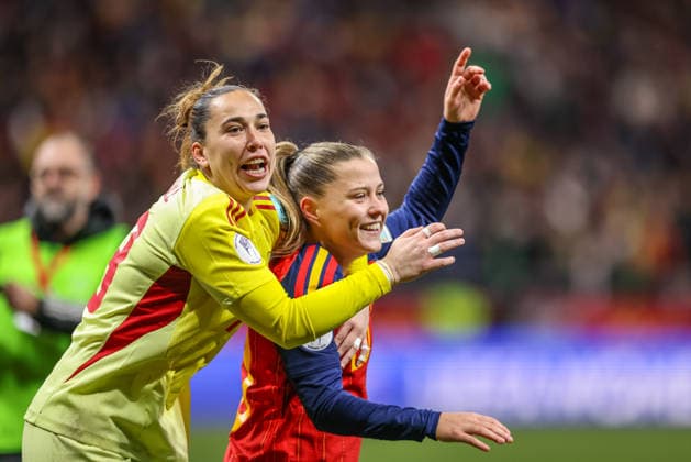 ESP, Madrid, Spanien vs Deutschland, Länderspiel, Fussball, UEFA, Spielzeit 2025 2026, Womens Nations League, Riyadh Air Metropolitano, Finale im Bild v.l.: Cata Coll (Spanien 13), ClÃ udia Pina (Spanien 20) feiern den Sieg der Nations League gegen Deutschland DFB DFL REGULATIONS PROHIBIT ANY USE OF PHOTOGRAPHS AS IMAGE SEQUENCES AND OR QUASI-VIDEO, 02.12.2025 Copyright: HMBxMedia HendrikxHamelau