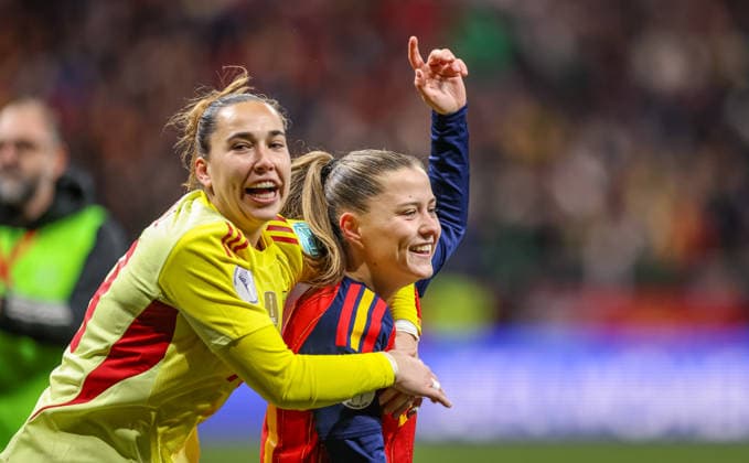 ESP, Madrid, Spanien vs Deutschland, Länderspiel, Fussball, UEFA, Spielzeit 2025 2026, Womens Nations League, Riyadh Air Metropolitano, Finale im Bild v.l.: Cata Coll (Spanien 13), ClÃ udia Pina (Spanien 20) feiern den Sieg der Nations League gegen Deutschland DFB DFL REGULATIONS PROHIBIT ANY USE OF PHOTOGRAPHS AS IMAGE SEQUENCES AND OR QUASI-VIDEO, 02.12.2025 Copyright: HMBxMedia HendrikxHamelau