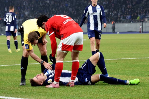 DEU, DFB-Pokal, Hertha BSC vs. 1.FC Kaiserslautern, 02.12.2025, Berliner Olympiastadion, Berlin, DEU, DFB-Pokal, Hertha BSC vs. 1.FC Kaiserslautern, im Bild Marten Winkler (Hertha BSC Berlin 22), SEMIH SAHIN (1.FC Kaiserslautern 8), Schiedsrichter DFL - regulations prohibit any use of Photographs as image sequences and or quasi-video