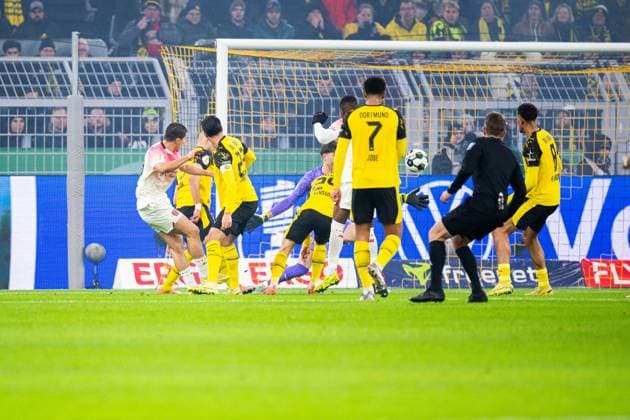 02.12.2025 - Fußball, 2025 2026, DFB-Pokal, Achtelfinale, Borussia Dortmund - Bayer 04 Leverkusen: (L) Ibrahim Maza (Leverkusen) macht das Tor zum 0:1 DFB REGULATIONS PROHIBIT ANY USE OF PHOTOGRAPHS AS IMAGE SEQUENCES AND OR QUASI-VIDEO.