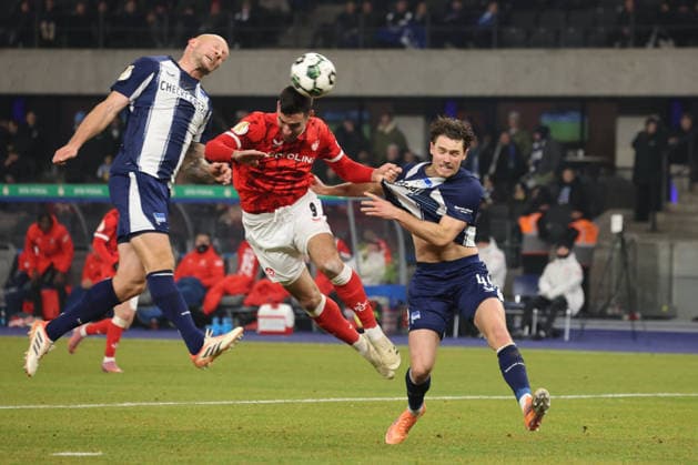 Hertha BSC - 1. FC Kaiserslautern, 02.12.2025 BERLIN, DEUTSCHLAND - DECEMBER 2: Toni Leistner (Hertha BSC 37) und Linus Gechter (Hertha BSC 44) im Zweikampf mit Ragnar Ache (Kaiserslautern 9), während des DFB Cup DFB Pokal Spiels (round 2) zwischen Hertha BSC - 1. FC Kaiserslautern at Olympiastadion am December 2, 2025 in Berlin, Deutschland. DFL REGULATIONS PROHIBIT ANY USE OF PHOTOGRAPHS AS IMAGE SEQUENCES AND OR QUASI-VIDEO. Copyright: xBEAUTIFULxSPORTS Frankex