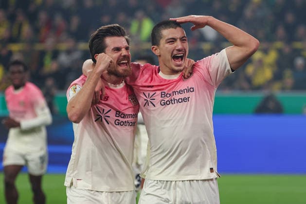 Fußball DFB Pokal - Borussia Dortmund - Bayer 04 Leverkusen am 02.12.2025 im Signal Iduna Park in Dortmund Jubel, Torjubel, Torschuetze, Torschütze Ibrahim Maza (Leverkusen 30) jubelt nach seinem Tor zum 0 zu 1 mit Jonas Hofmann (Leverkusen 7)