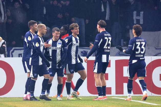 DEU, DFB-Pokal, Hertha BSC vs. 1.FC Kaiserslautern, 02.12.2025, Berliner Olympiastadion, Berlin, DEU, DFB-Pokal, Hertha BSC vs. 1.FC Kaiserslautern, im Bild 6:1 durch Maurice Krattenmacher (Hertha BSC Berlin 14), Hertha-Spielerkreis DFL - regulations prohibit any use of Photographs as image sequences and or quasi-video