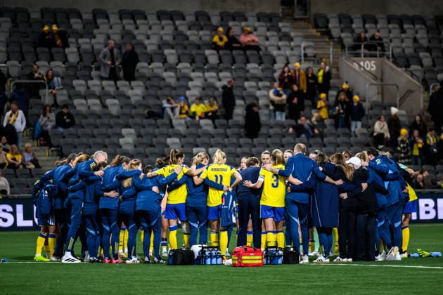 251202 Players and staff of Sweden after the Women s Nations League bronze medal second leg match between Sweden and France on December 2, 2025 in Stockholm. Photo: Joel Marklund BILDBYRAN kod JM JM0754 bbeng fotboll football soccer fotball nations league uefa women s nations league bronsmatch bronze medal match dam sverige sweden frankrike france depp Copyright: JOELxMARKLUND BB251202JM059