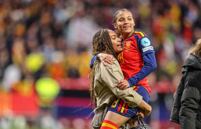 ESP, Madrid, Spanien vs Deutschland, Länderspiel, Fussball, UEFA, Spielzeit 2025 2026, Womens Nations League, Riyadh Air Metropolitano, Finale im Bild: Salma Paralluelo hebt Vicky Lopez, die ein Tor erzielt hat DFB DFL REGULATIONS PROHIBIT ANY USE OF PHOTOGRAPHS AS IMAGE SEQUENCES AND OR QUASI-VIDEO, 02.12.2025 Copyright: HMBxMedia HendrikxHamelau