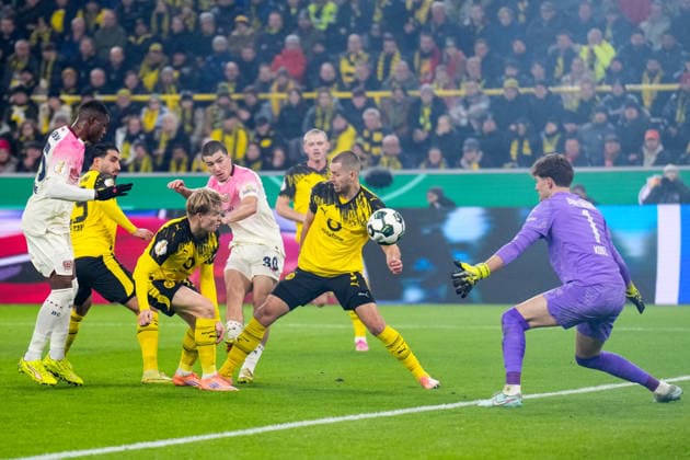 DORTMUND, GERMANY - DECEMBER 2: Ibrahim Maza of Bayer 04 Leverkusen shoots to score his team s first goal past Borussia Dortmund goalkeeper Gregor Kobel during the DFB Cup round of 16 match between Borussia Dortmund and Bayer 04 Leverkusen at Signal Iduna Park on December 2, 2025 in Dortmund, Germany. (Photo by Rene Nijhuis) SPO  Copyright: xRenexNijhuis