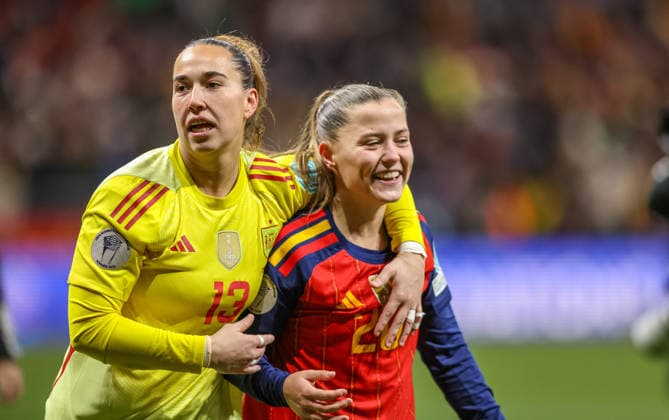 ESP, Madrid, Spanien vs Deutschland, Länderspiel, Fussball, UEFA, Spielzeit 2025 2026, Womens Nations League, Riyadh Air Metropolitano, Finale im Bild v.l.: Cata Coll (Spanien 13), ClÃ udia Pina (Spanien 20) feiern den Sieg der Nations League gegen Deutschland DFB DFL REGULATIONS PROHIBIT ANY USE OF PHOTOGRAPHS AS IMAGE SEQUENCES AND OR QUASI-VIDEO, 02.12.2025 Copyright: HMBxMedia HendrikxHamelau