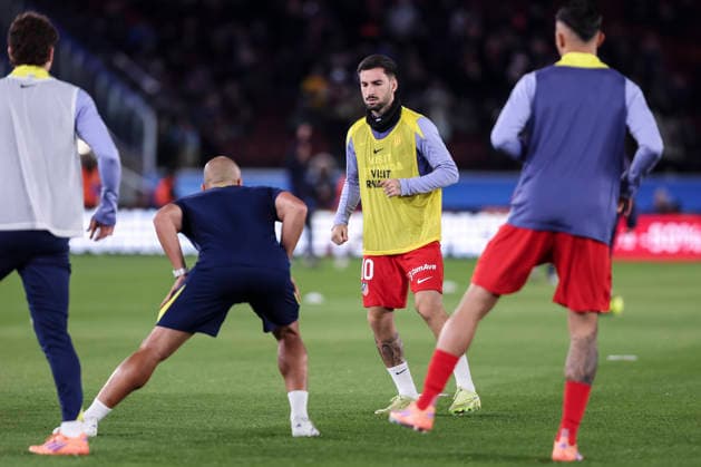 December 2, 2025, Barcelona, Barcelona, SPAIN: Alex Baena of Atletico de Madrid warms up during the Spanish league, La Liga EA Sports, football match played between FC Barcelona, Barca and Atletico de Madrid at Spotify Camp Nou stadium on December 02, 2025 in Barcelona, Spain. Barcelona SPAIN - ZUMAa181 20251202_zaa_a181_183 Copyright: xJavierxBorregox