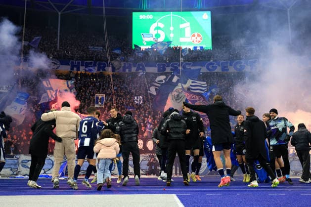 DEU, DFB-Pokal, Hertha BSC vs. 1.FC Kaiserslautern, 02.12.2025, Berliner Olympiastadion, Berlin, DEU, DFB-Pokal, Hertha BSC vs. 1.FC Kaiserslautern, im Bild Hertha-Spielerkreis,, Anzeigetafel mit dem Endergebnis, 6:1, Hertha-BSC Fans DFL - regulations prohibit any use of Photographs as image sequences and or quasi-video