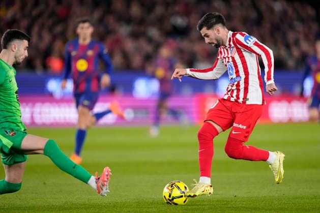 FC Barcelona, Barca v Atletico de Madrid - LaLiga EA Sports Alex Baena left winger of Atletico de Madrid and Spain and Joan Garcia goalkeeper of Barcelona and Spain compete for the ball during the La Liga EA Sports match between FC Barcelona and Atletico de Madrid at Spotify Camp Nou on December 2, 2025 in Barcelona, Spain. Barcelona Spain  Copyright: xJosexBretonx originalFilename:bretonhernandez-fcbarcel251202_np4gr.jpg